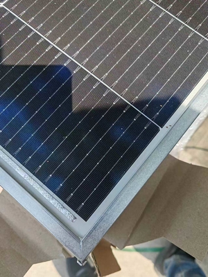 Un buon prezzo. Cornice in acciaio per pannelli solari leggeri personalizzati con resistenza e durata per un'installazione facile in linea