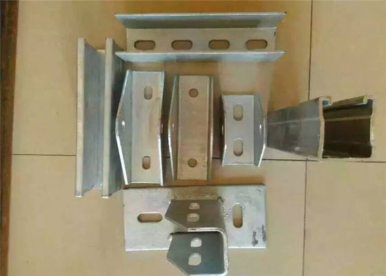 Un buon prezzo. Dimensione galvanizzata di colore su misura sostegni solari di stent degli accessori del montaggio in linea