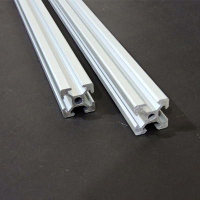 Un buon prezzo. L'estrusione di alluminio d'argento o su misura 6005-T5 profila la ferrovia di scaffale fotovoltaica del montaggio del modulo per i sistemi solari in linea
