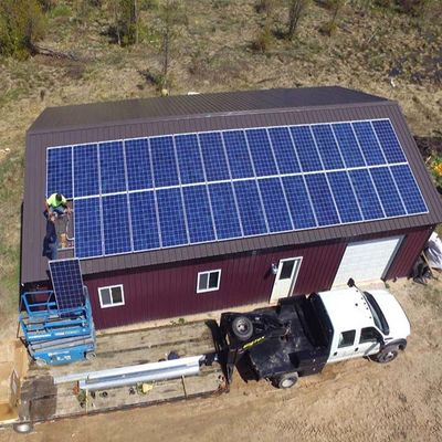 Un buon prezzo. Tetto su misura del pannello solare della lega di alluminio del paesaggio del ritratto di angolo 275w 285w che monta i sistemi in linea