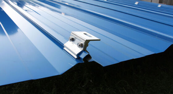 Un buon prezzo. Sistema di montaggio solare con morsetto per tetto in metallo, design impermeabile in linea