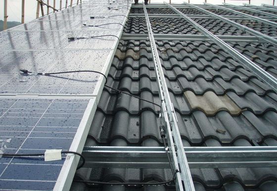 Un buon prezzo. Sistemi lanciati buon Apperance del montaggio del tetto del pannello solare del tetto in linea