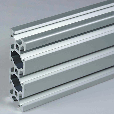 Un buon prezzo. Ferrovie di estrusione in alluminio anodizzato per sistemi di montaggio di moduli fotovoltaici in linea